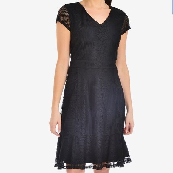 NY Collection Dresses & Skirts - NY Collection flounce hen lace cap sleeve V Neck L
